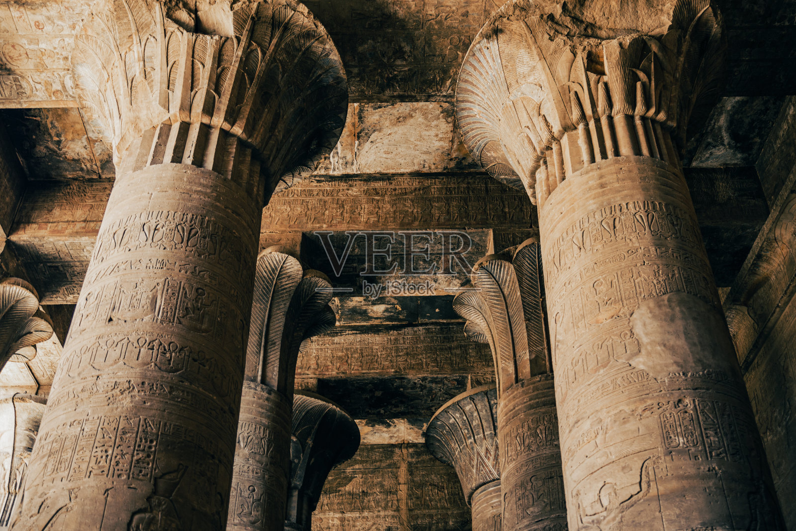 埃及荷鲁斯寺庙与象形文字照片摄影图片