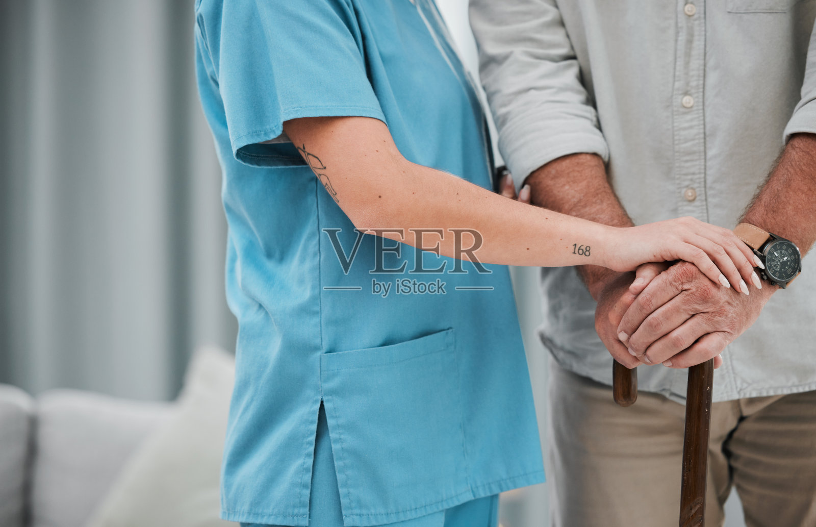 信任，护士或老年人的手在手杖上支持，帮助或信任在康复中移动的腿。物理治疗保健，老年护理或医疗护理人员帮助生病的成熟病人照片摄影图片
