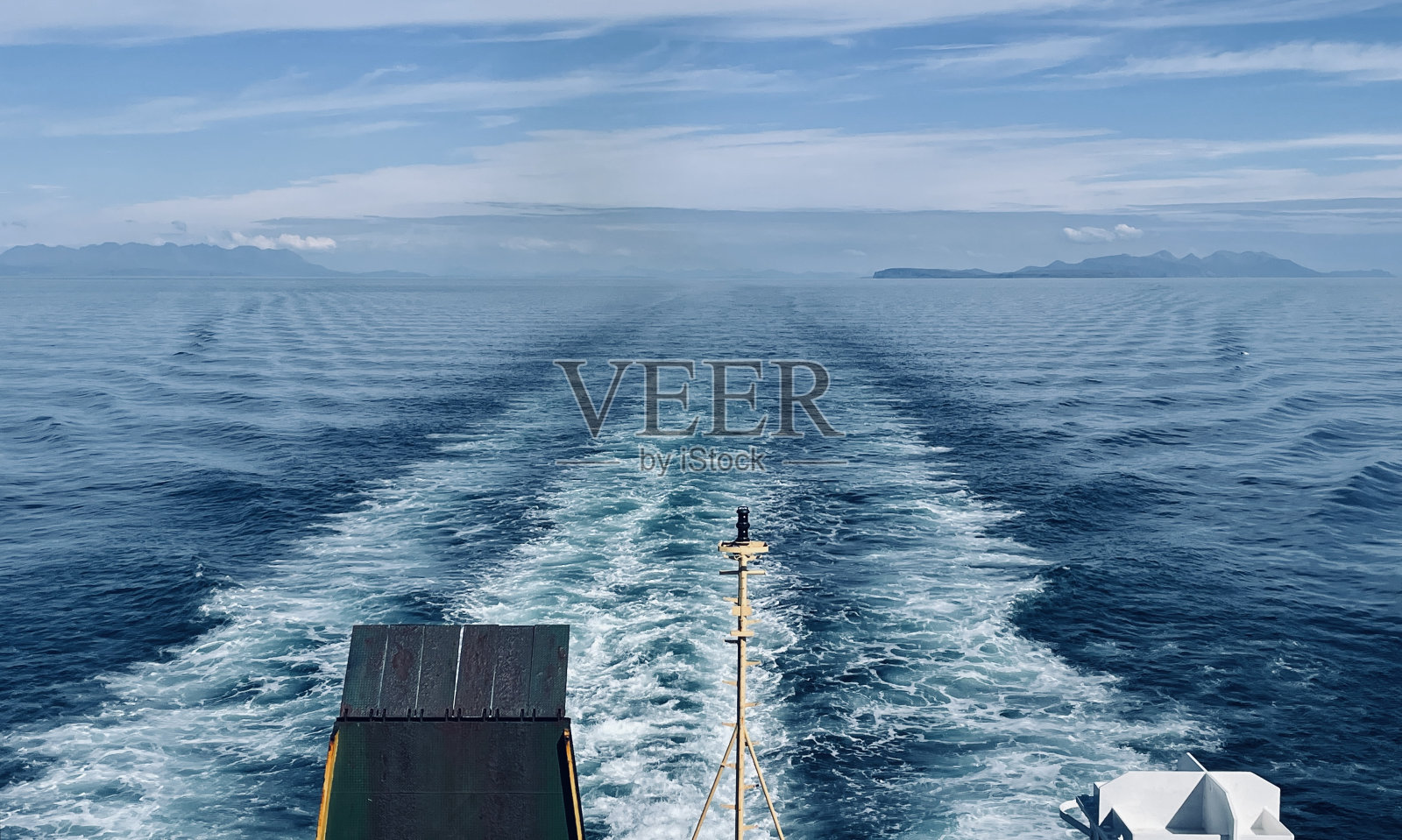 从马莱格出发前往小岛南尤斯特的渡轮的后景照片摄影图片