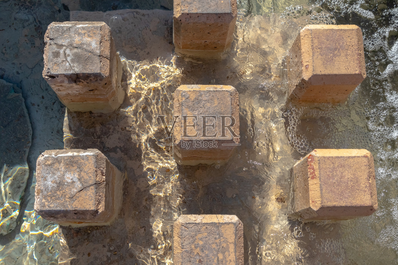 抽象水景与混凝土的紧密结合照片摄影图片