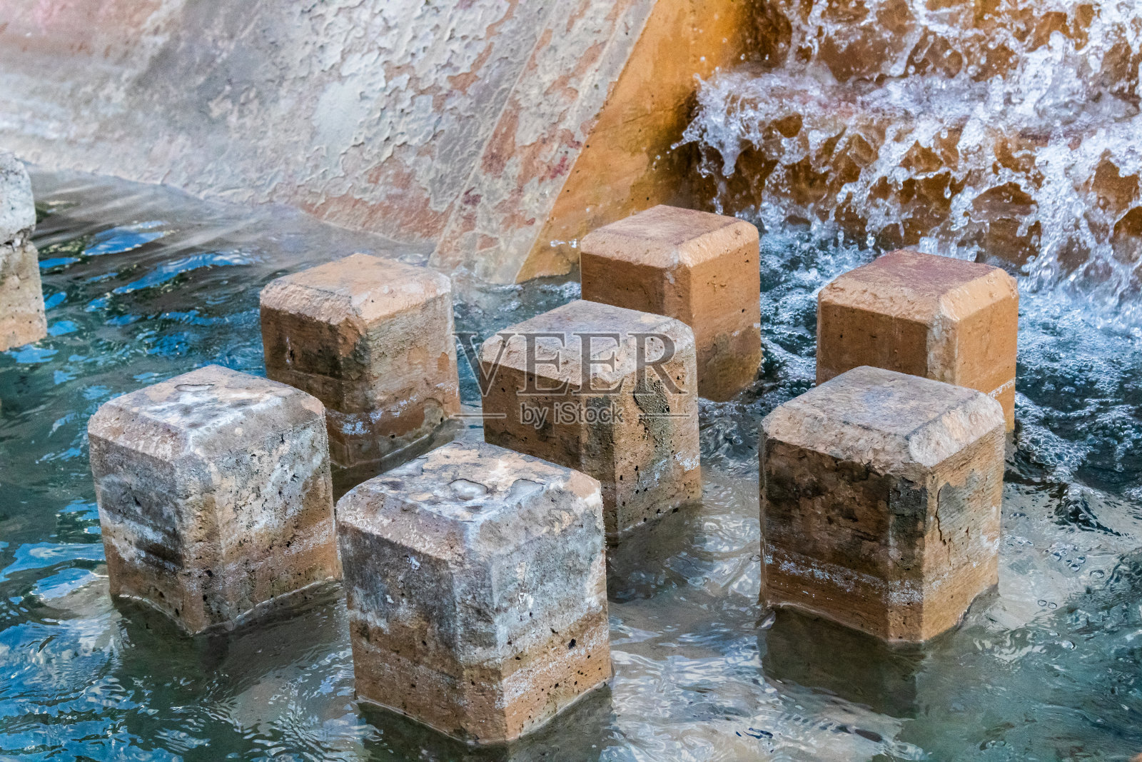 水倾泻在混凝土结构上的侧视图照片摄影图片