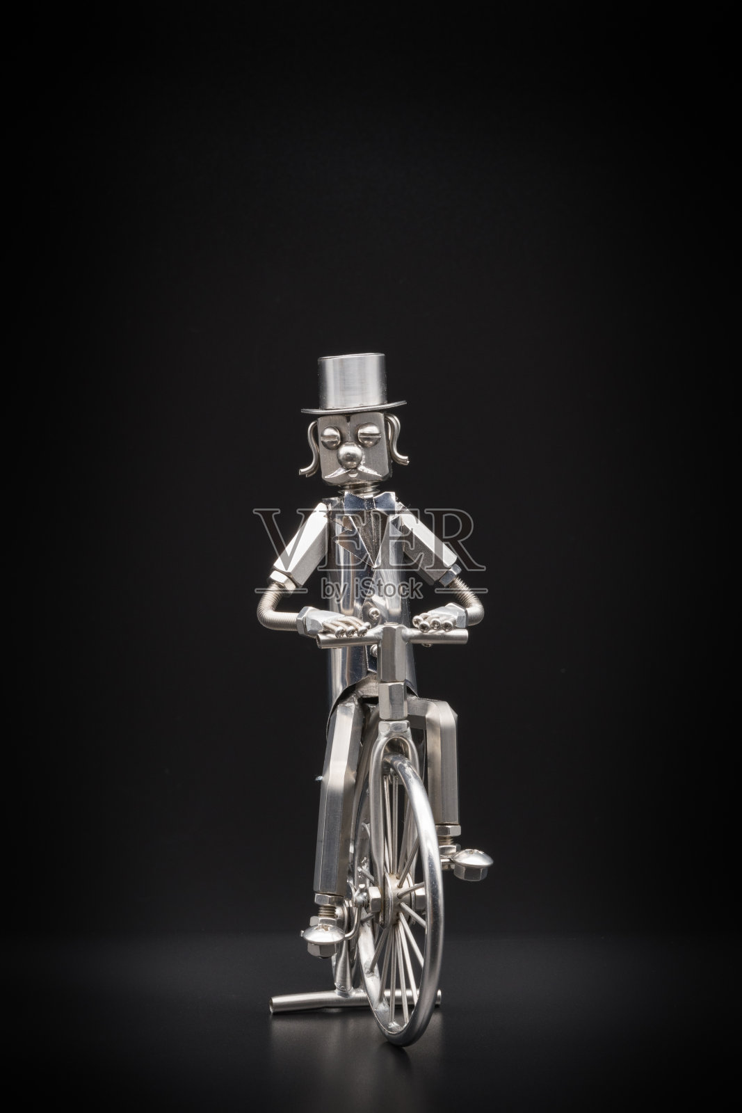 一个骑着复古自行车的绅士的金属形象照片摄影图片
