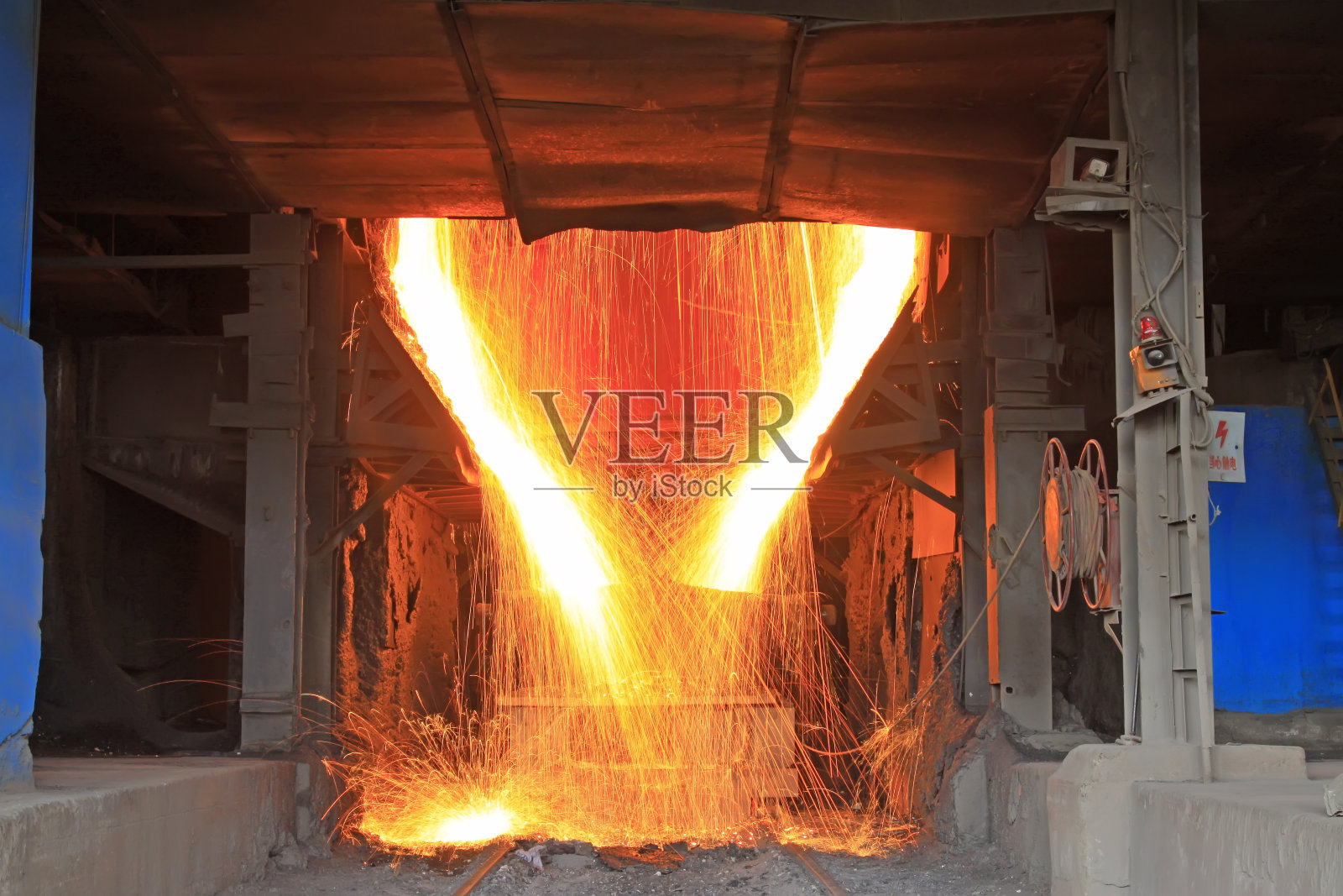 中国钢铁公司转炉倾倒钢渣事件照片摄影图片