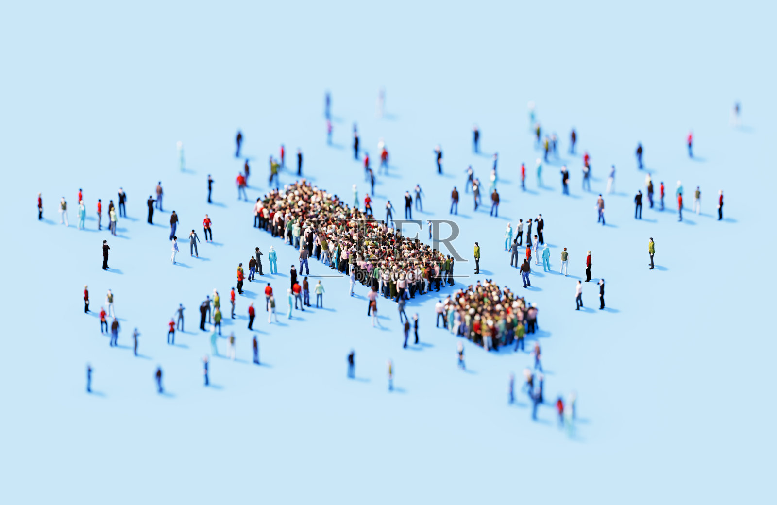 在蓝色背景上形成感叹号的人群照片摄影图片