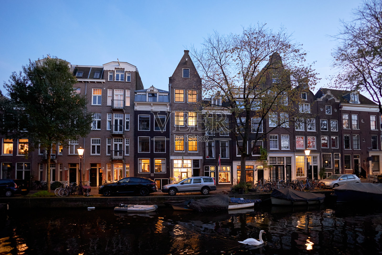 阿姆斯特丹夜晚一排排历史悠久的运河房屋照片摄影图片