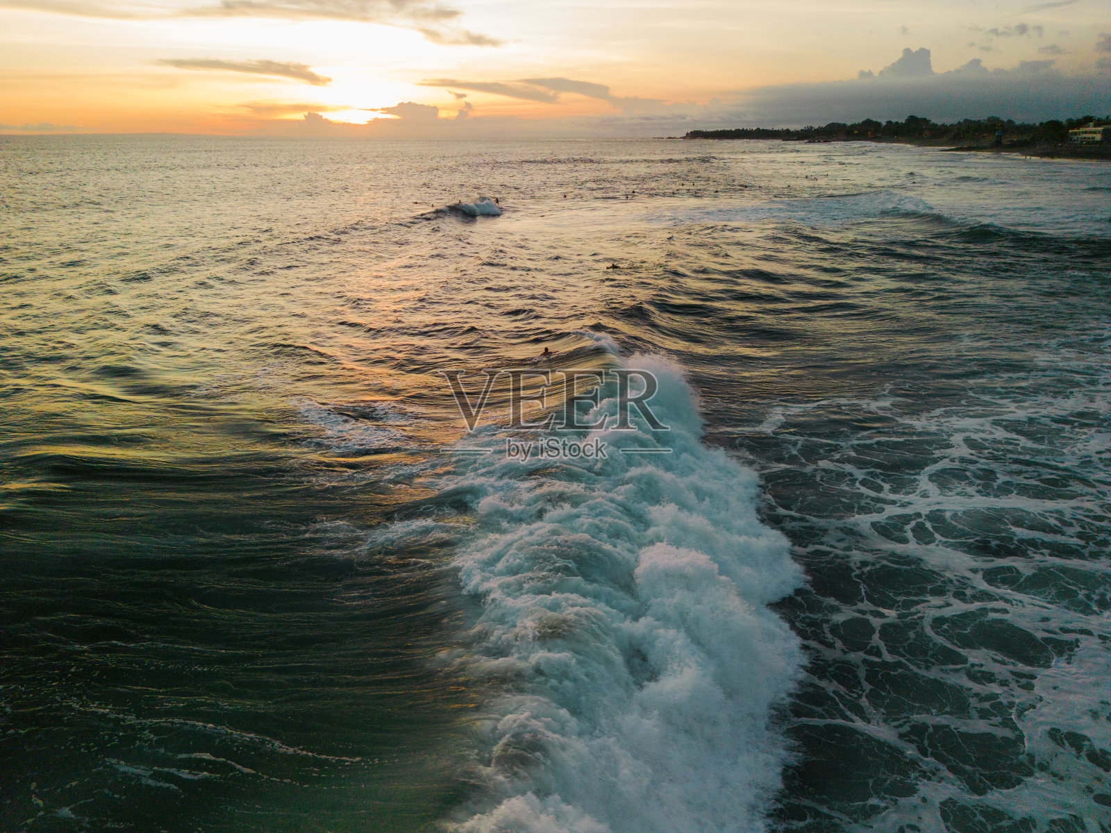 鸟瞰图，一群冲浪者在巴厘岛的水照片摄影图片