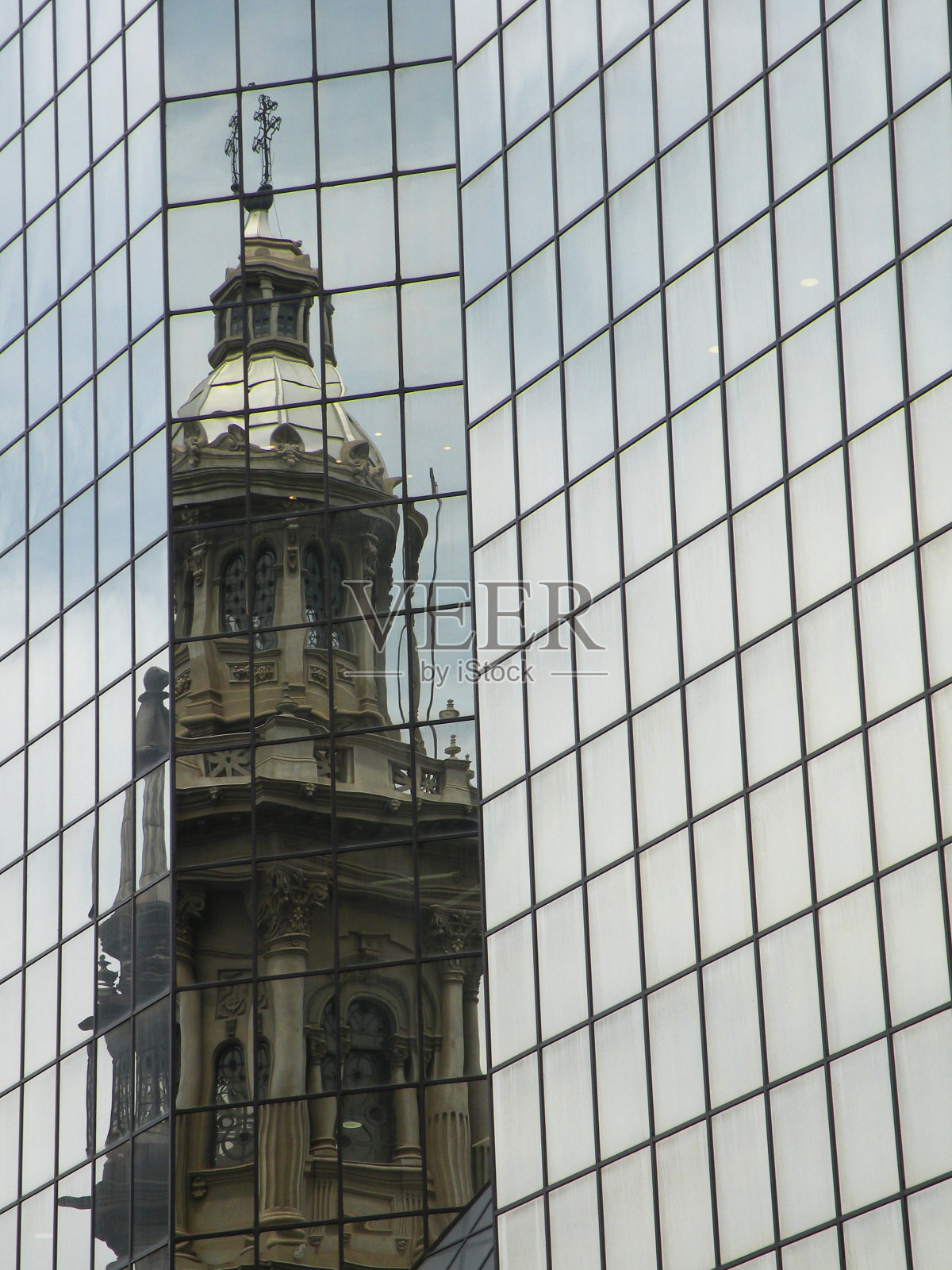 现代建筑玻璃反射的圣地亚哥大教堂塔照片摄影图片