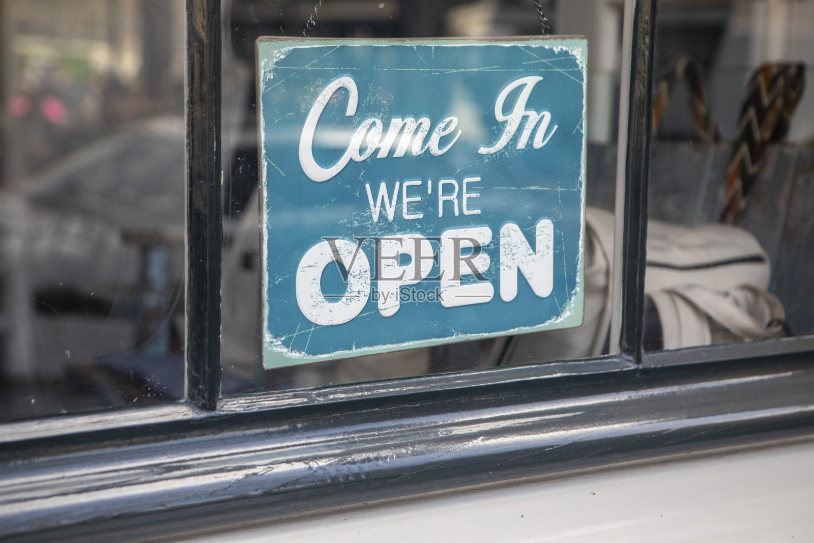 商店橱窗上的打开标志照片摄影图片