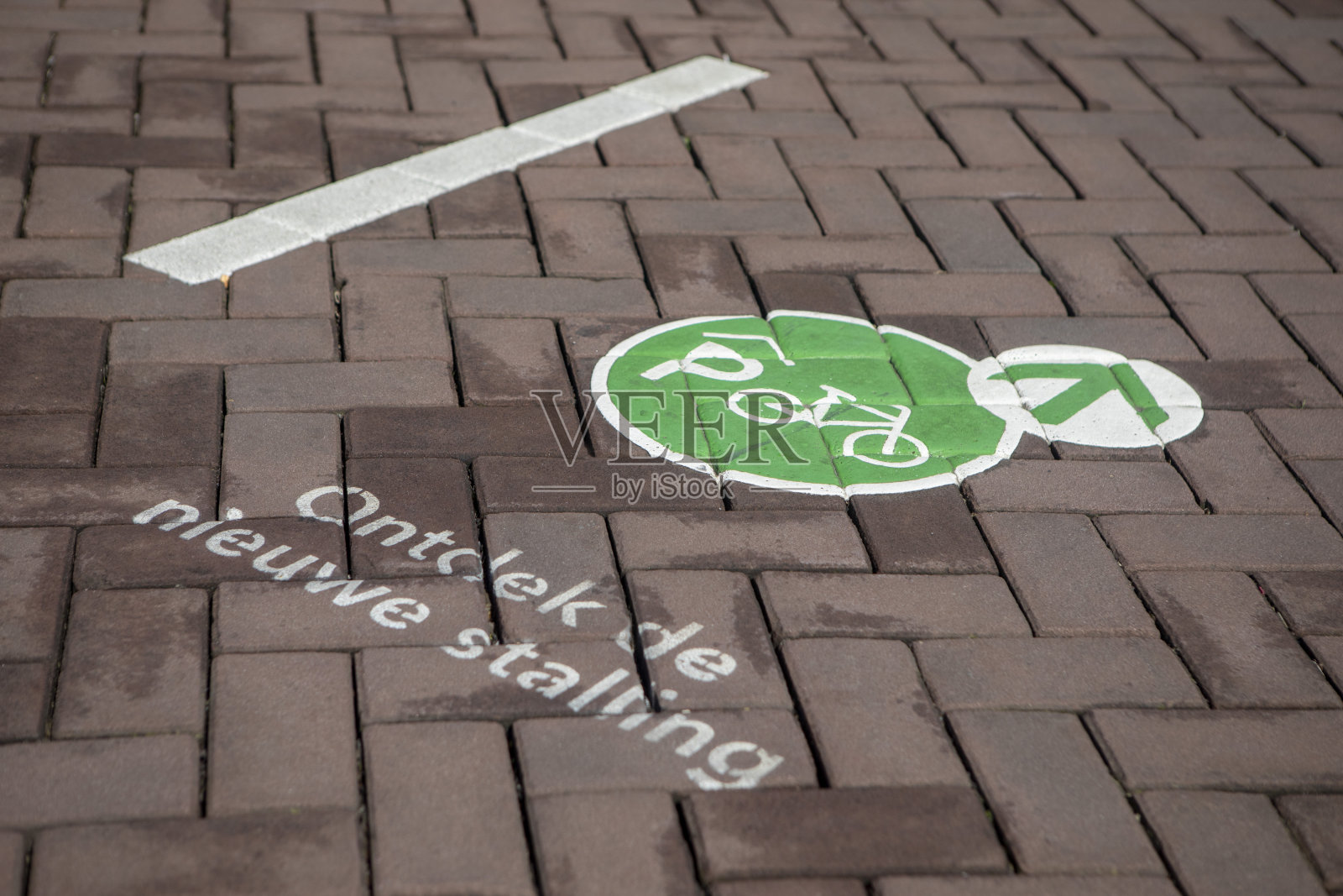 人行道上有自行车停放标志照片摄影图片