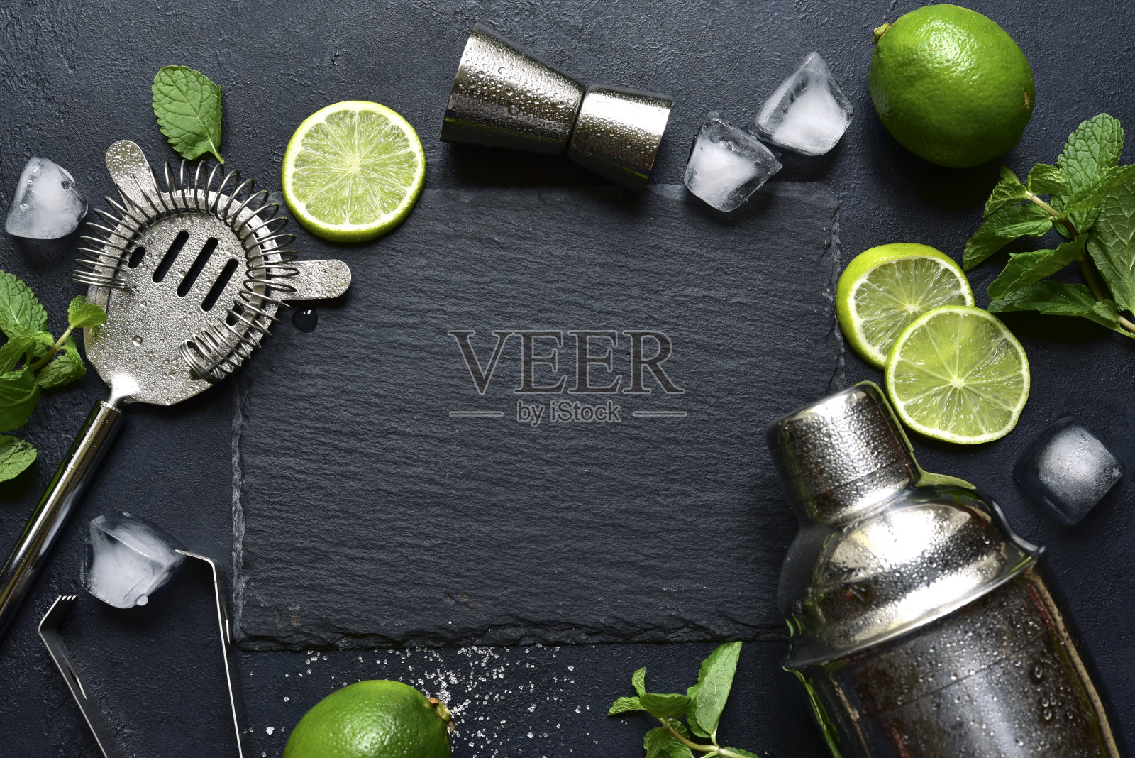 制作莫吉托的原料——薄荷酸橙鸡尾酒。带复制空间的俯视图。照片摄影图片