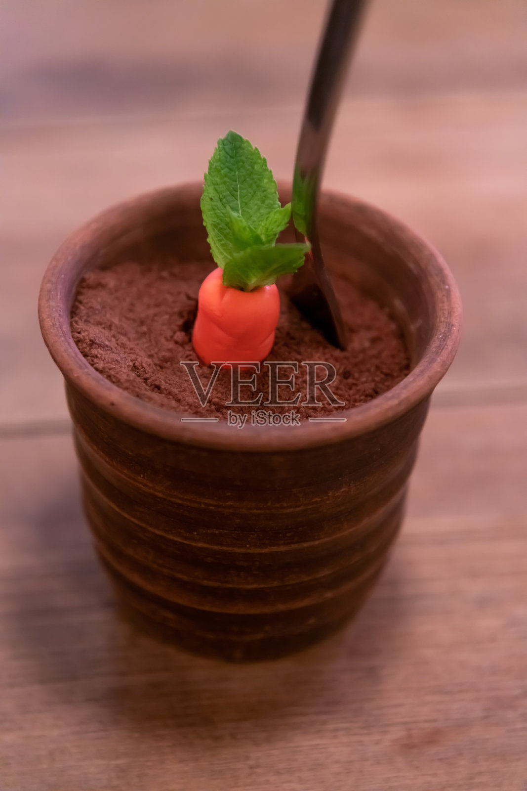 木桌上的胡萝卜蛋糕照片摄影图片