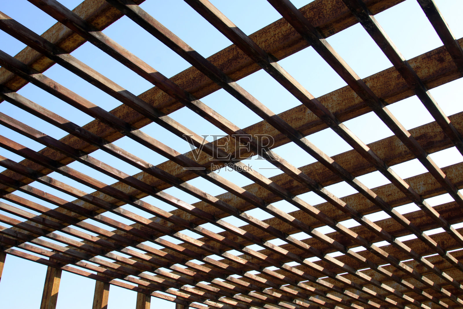 氧化生锈的钢梁在蓝色的天空背景照片摄影图片