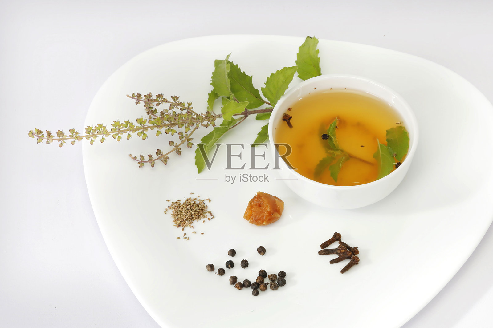 自制阿育吠陀药物或草药治疗与草药照片摄影图片