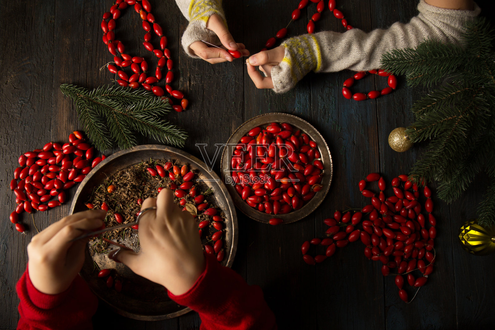 红玫瑰果花环采用天然材料来装饰圣诞树。照片摄影图片
