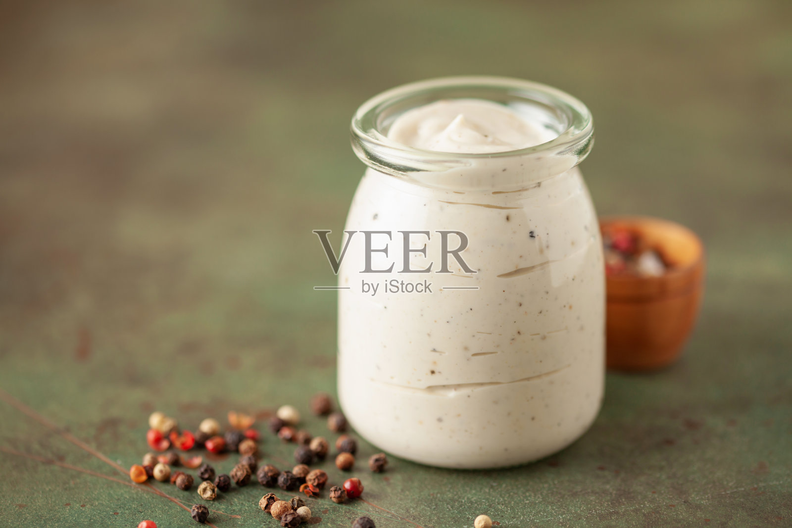 碗里装着阿拉巴马白烧烤酱和蘸料。照片摄影图片