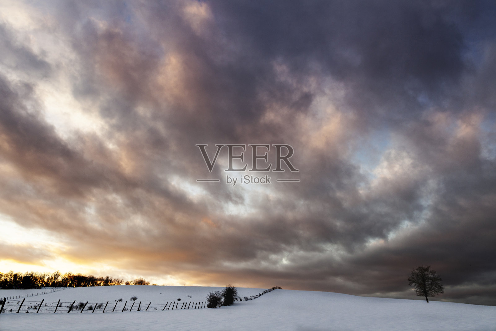 白雪皑皑的乡村的雪景和红色的天空照片摄影图片