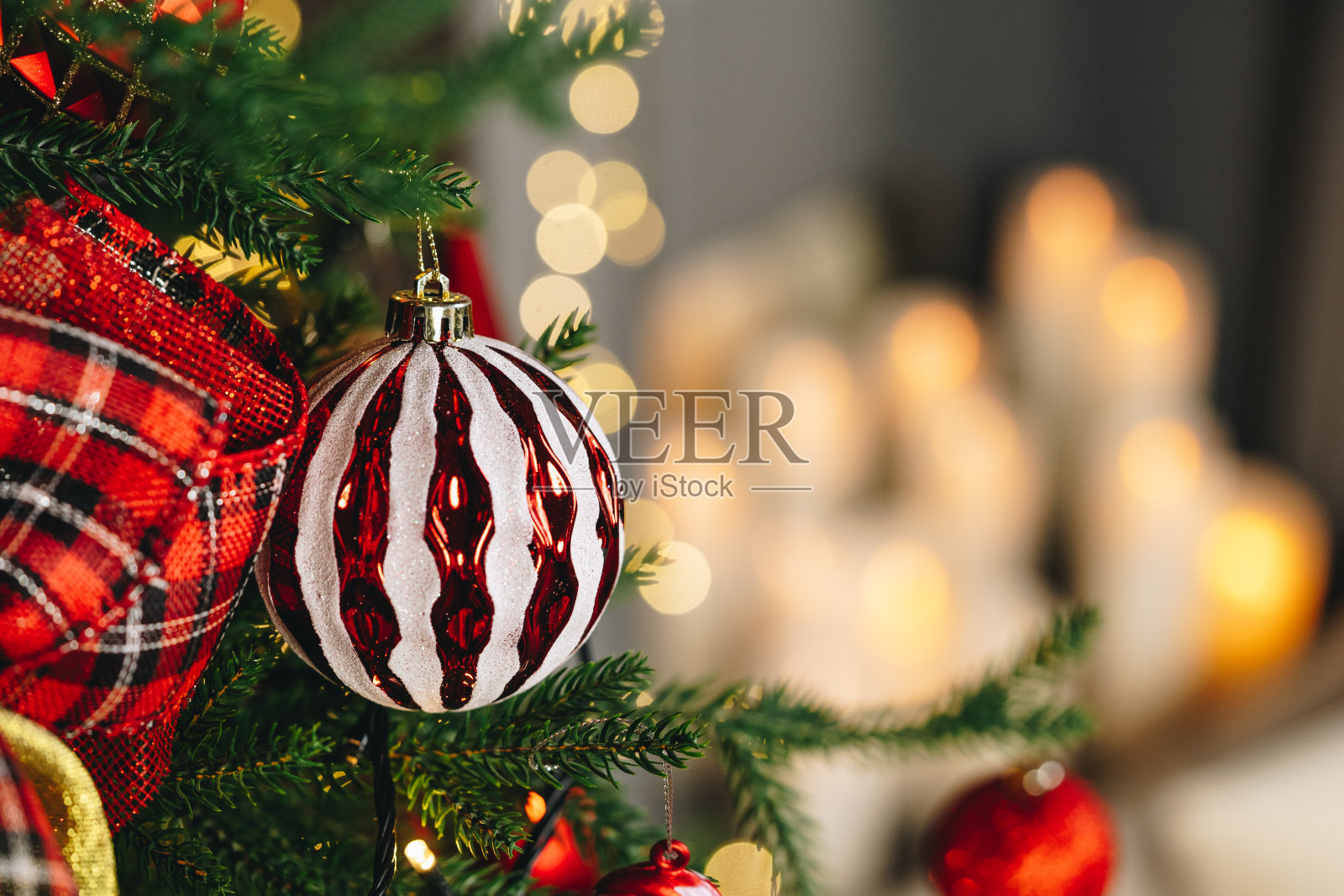 挂在圣诞树上的闪亮球特写照片摄影图片