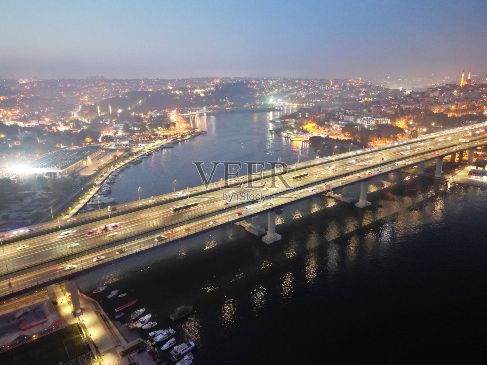 黄金角夜景的无人机视图照片摄影图片