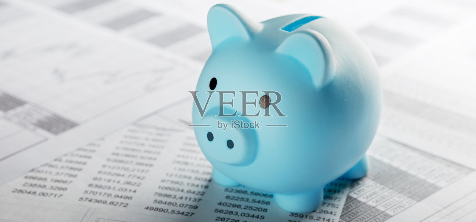 钱箱为金钱背景文件和财务图表。投资和资本积累的概念照片摄影图片