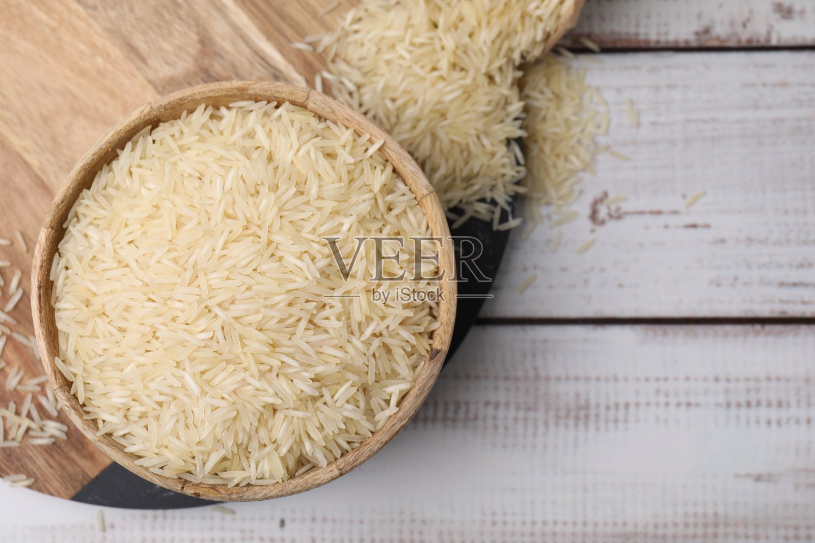 在轻木桌上的碗里盛着生米饭，俯视图。文本空间照片摄影图片