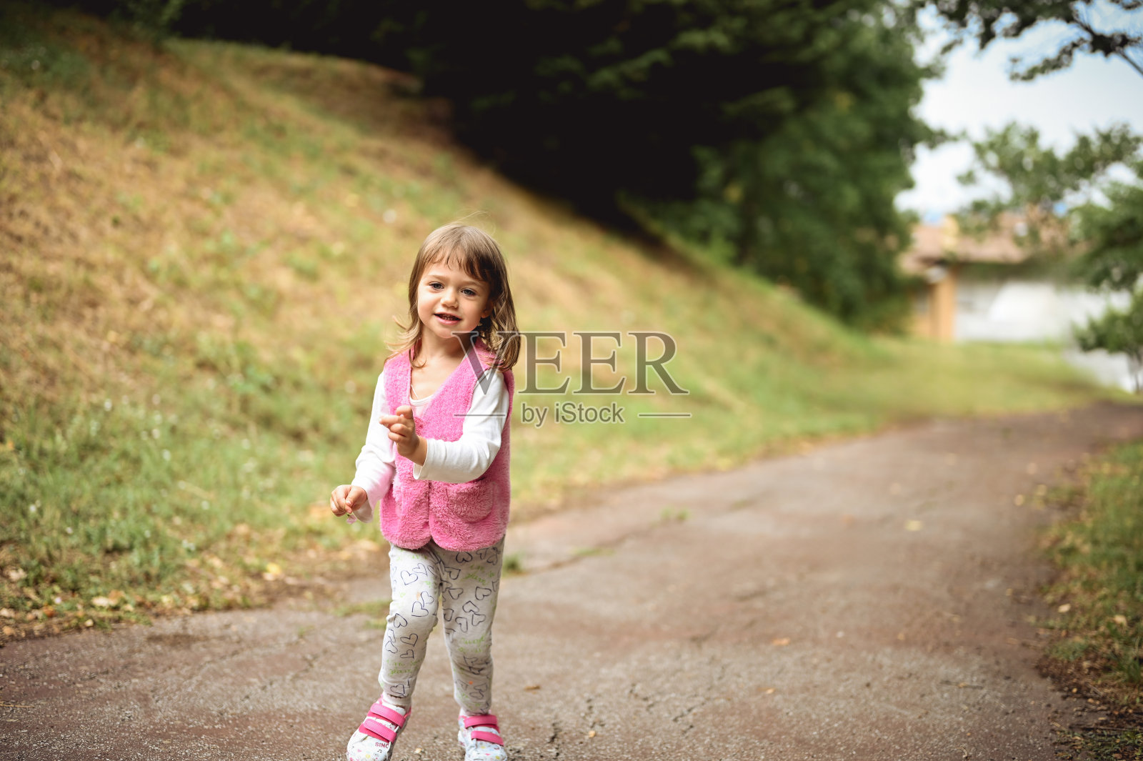 一个蹒跚学步的女孩在大自然中移动的肖像。照片摄影图片