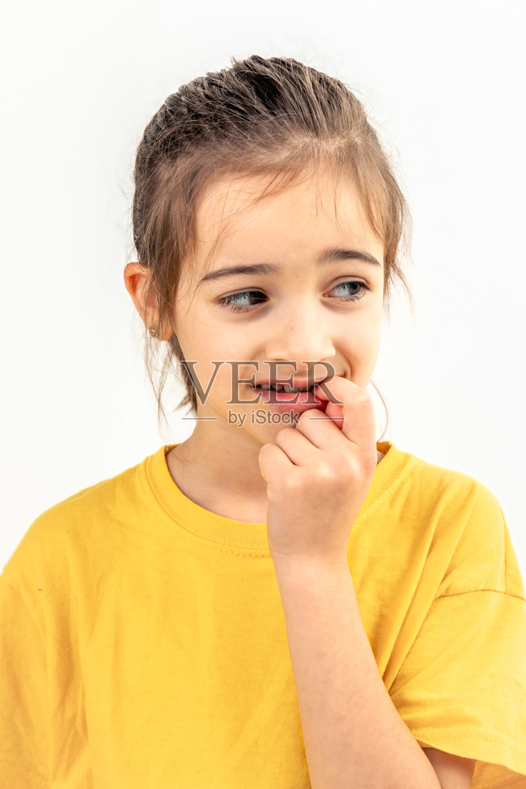 害怕和焦虑的女孩，在白色的背景上咬着指甲，孤立无援。照片摄影图片