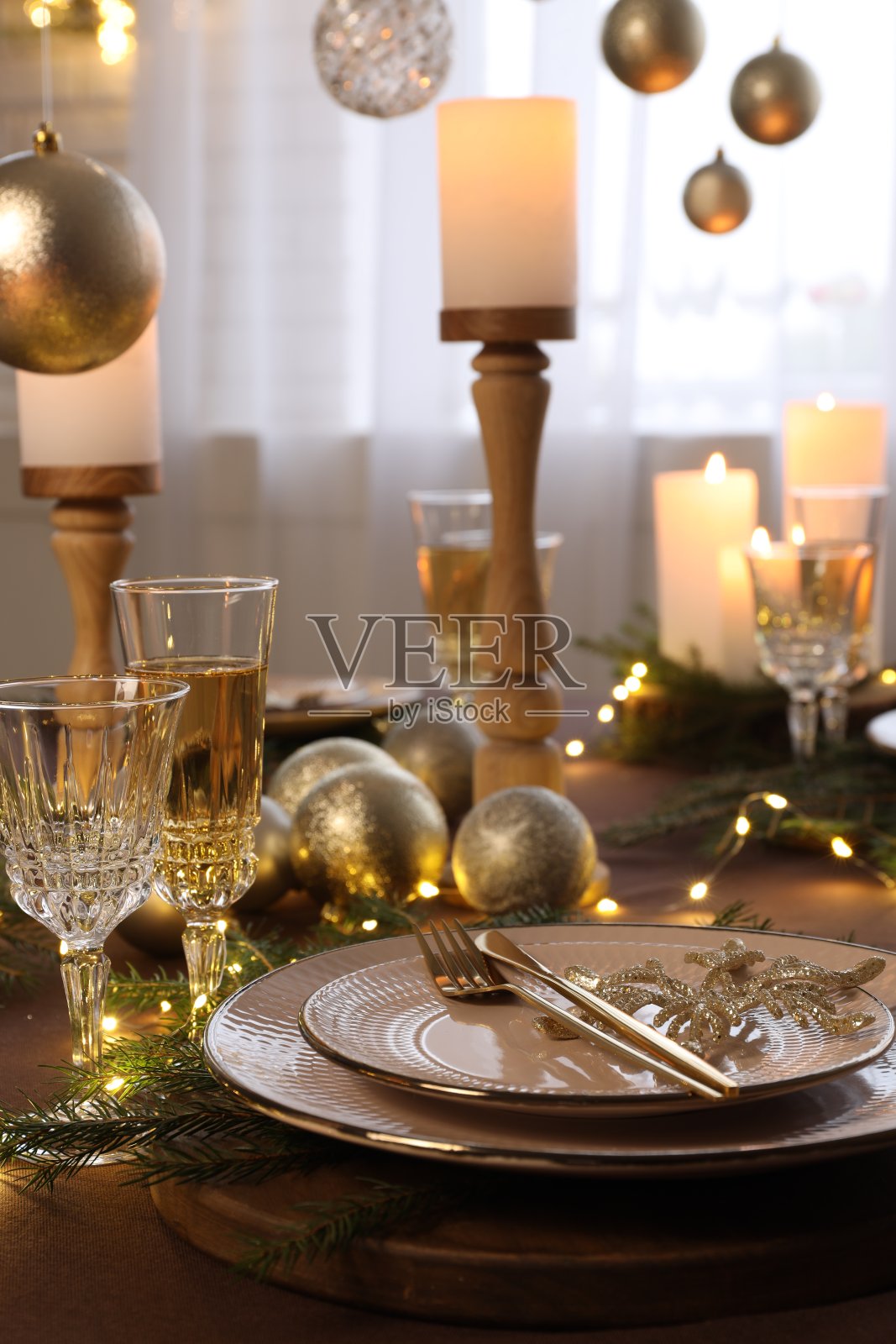燃烧的蜡烛和节日装饰的圣诞餐桌照片摄影图片
