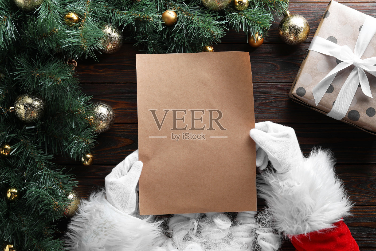 木桌上的圣诞老人和信，俯视图。文本空间照片摄影图片