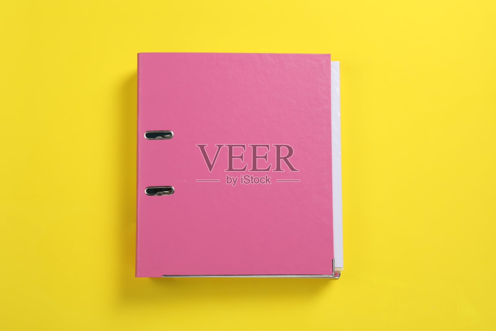 粉红色的办公室文件夹在黄色的背景，顶视图照片摄影图片