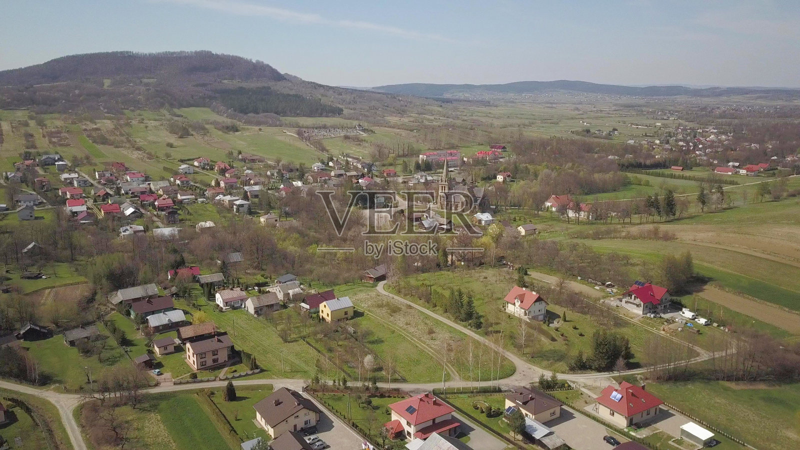 从一只鸟的飞行中拍摄的小镇老城区的照片。航拍由无人机或四旋翼机。为欧洲的旅游景点做广告。规划一座中世纪小镇。照片摄影图片