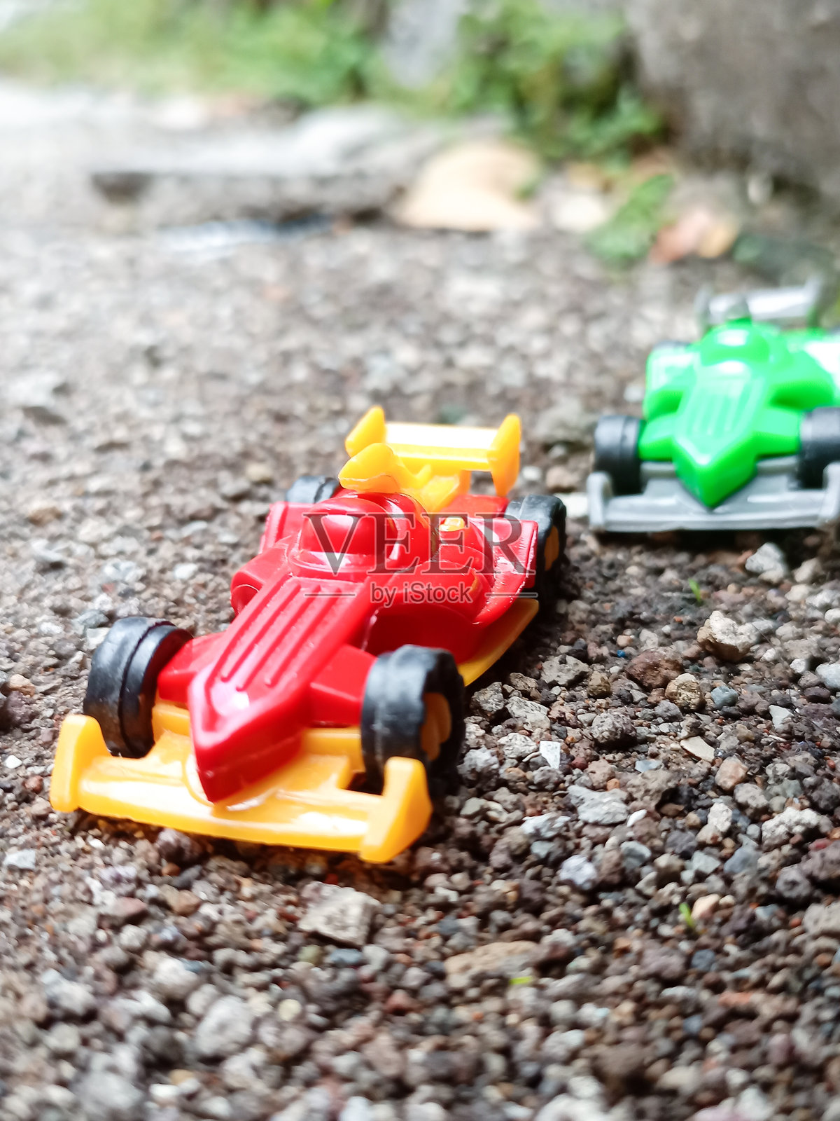 绿色赛车玩具。照片摄影图片