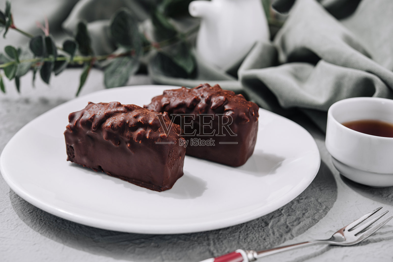 巧克力饼干，坚果和茶照片摄影图片