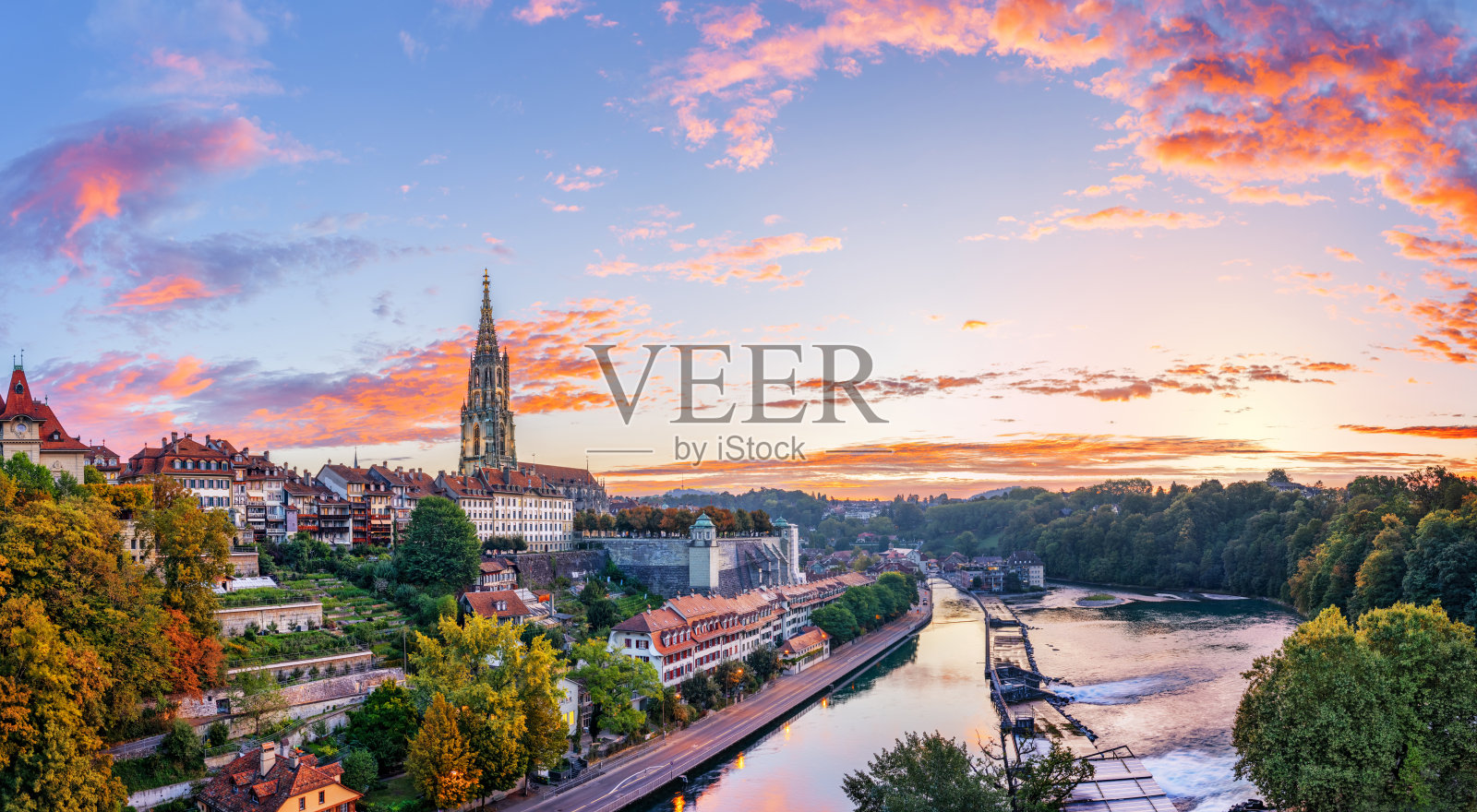 早晨，瑞士伯尔尼的阿雷河畔照片摄影图片