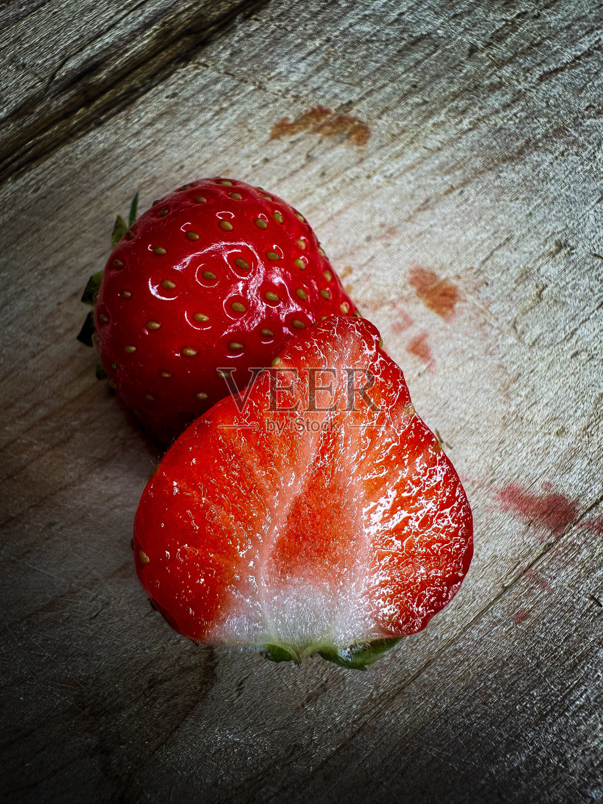 草莓在黑白背景上的特写照片。照片摄影图片