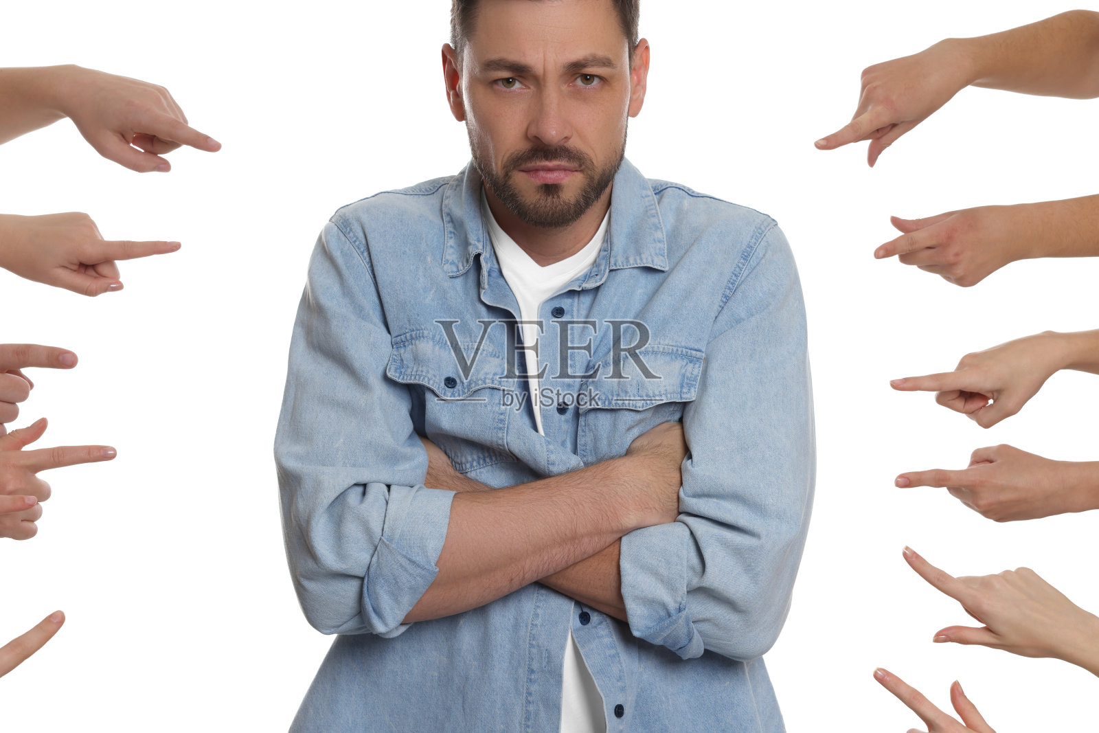 白人背景下的人欺负不安的人照片摄影图片