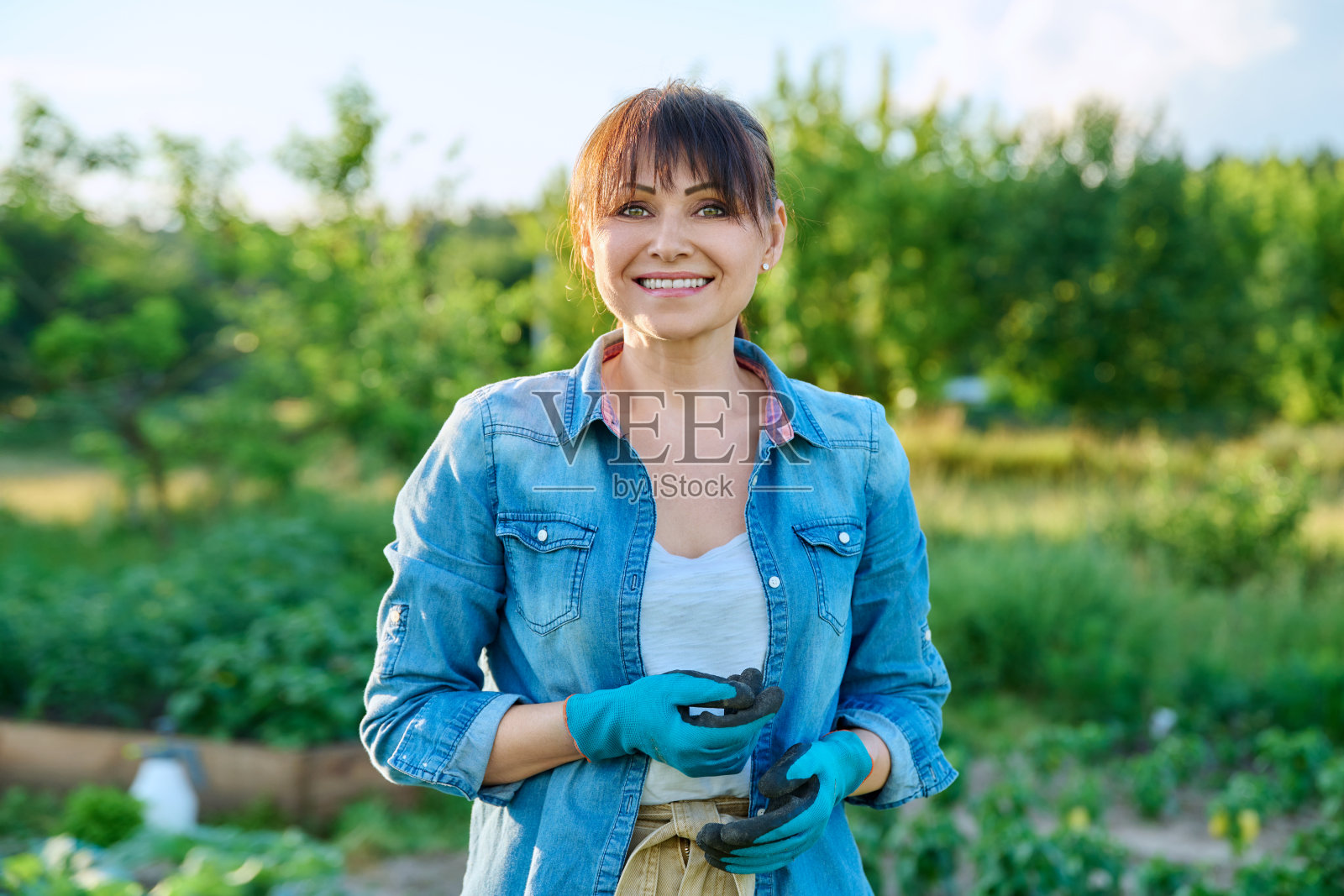 女农民的肖像，自然的田野与植物蔬菜照片摄影图片