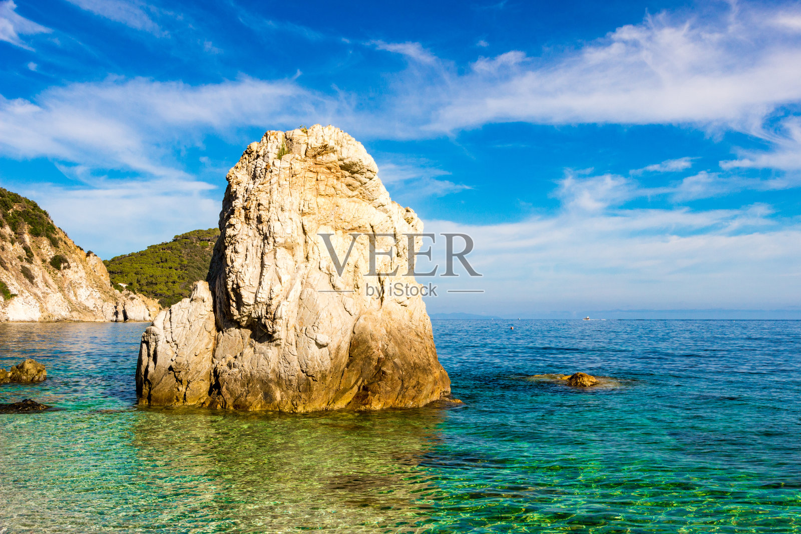 意大利厄尔巴岛清晨的桑松海滩照片摄影图片