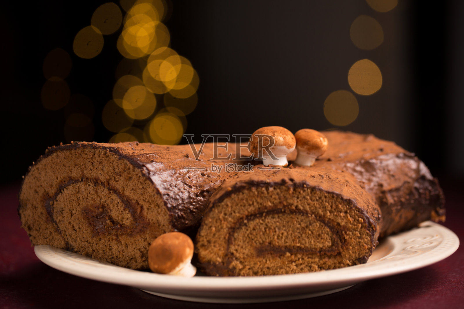 传统的圣诞甜点，“圆木”为节日装饰照片摄影图片