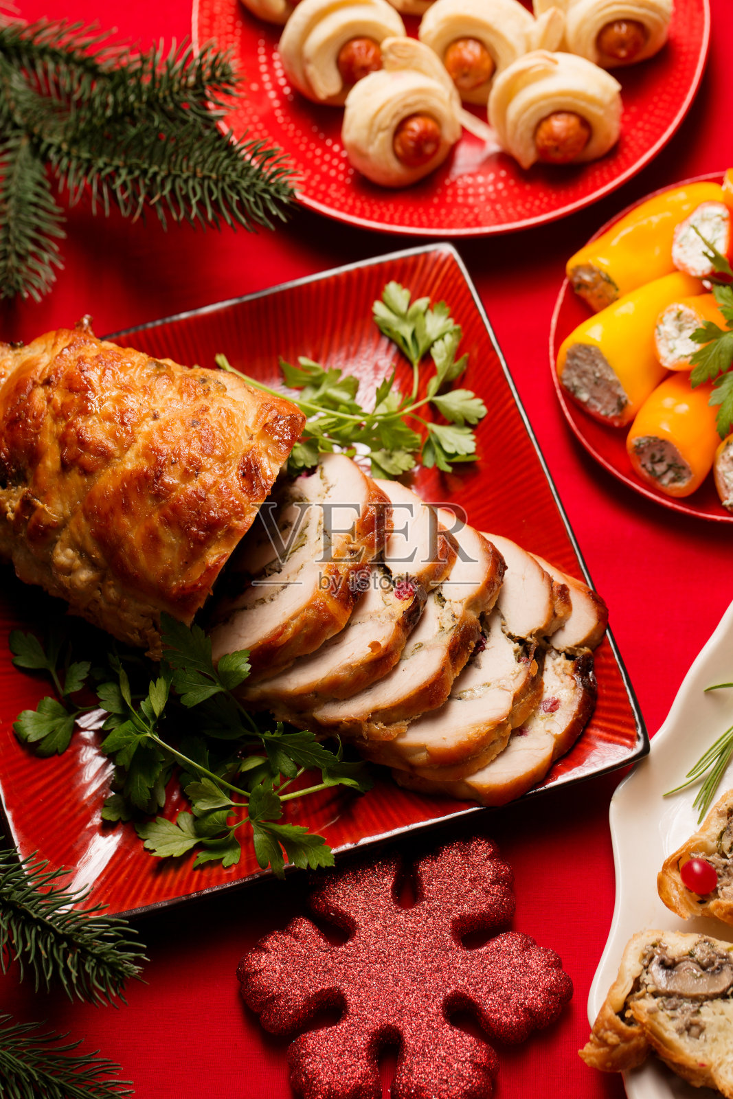 夹有蘑菇和奶酪的火鸡肉片圣诞卷照片摄影图片