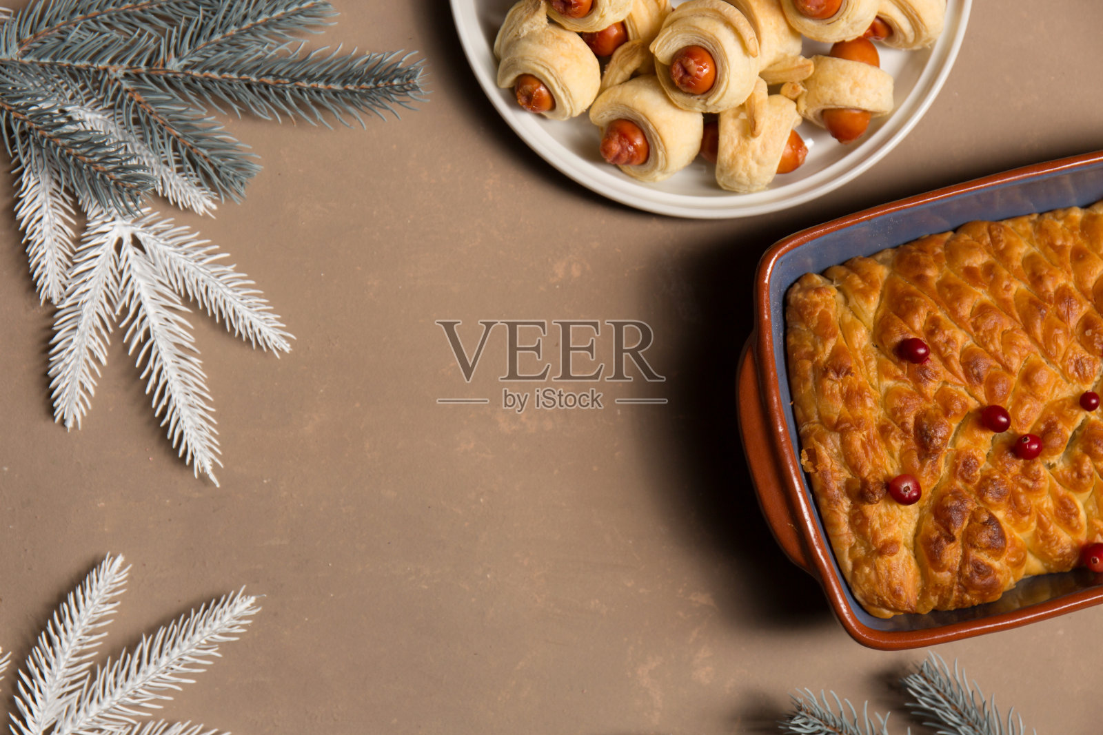 裹着毯子的猪，传统节日的圣诞食物照片摄影图片