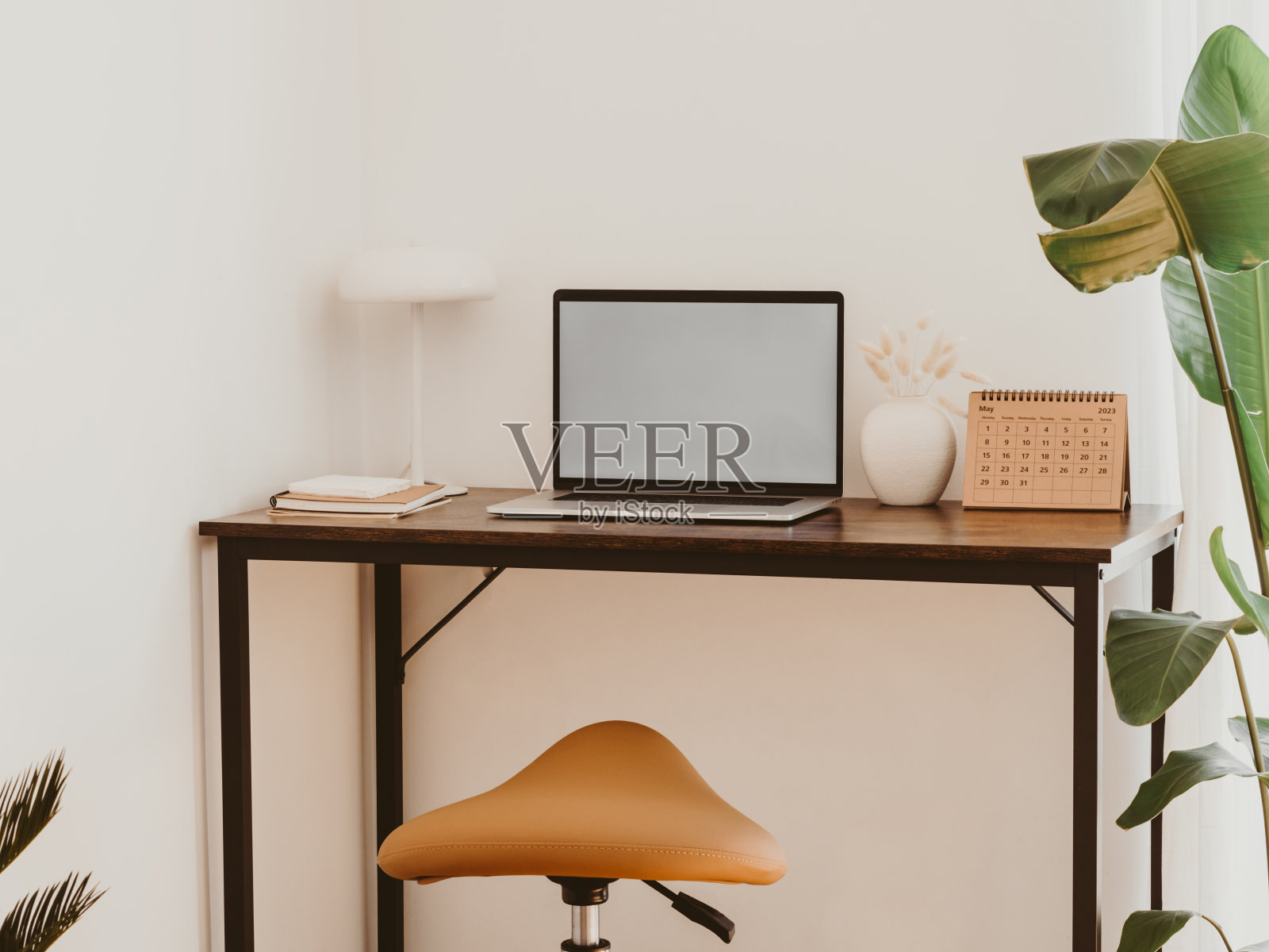 时尚的家庭办公室室内设计的公寓。照片摄影图片