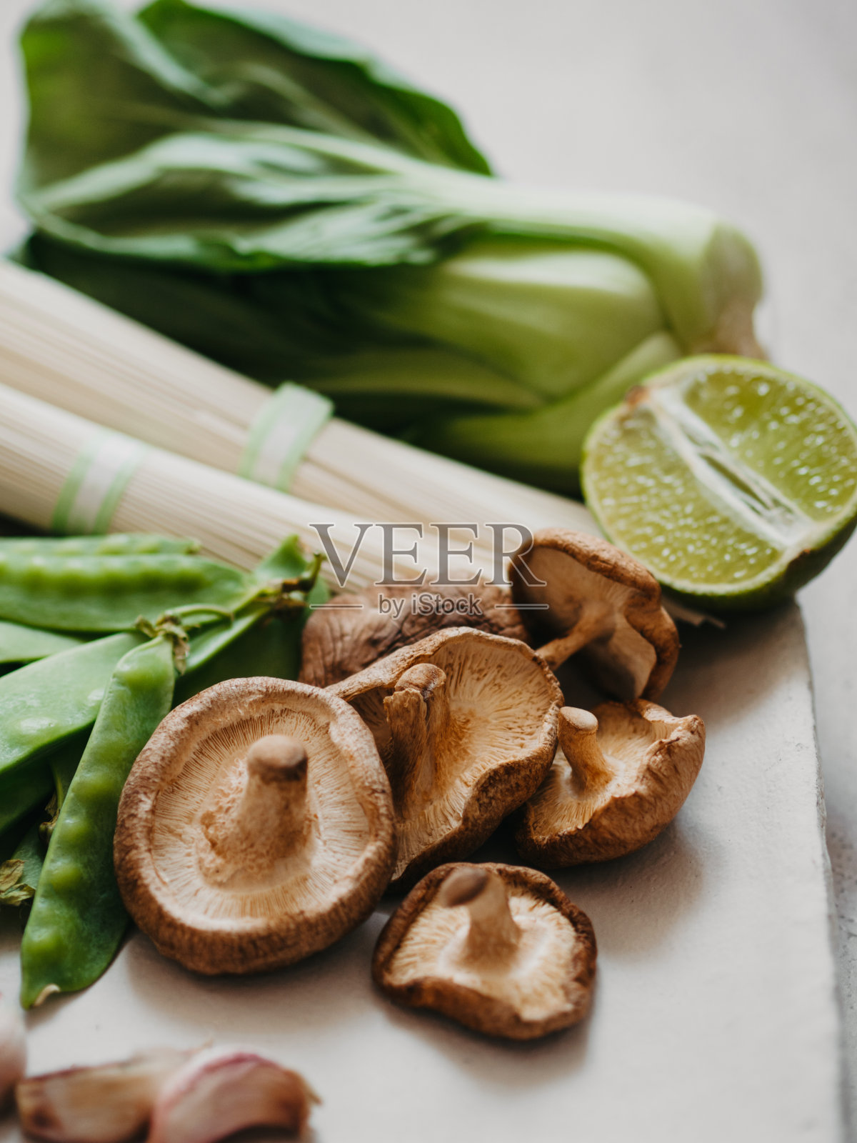 用白色盘子烹饪亚洲菜肴的食材照片摄影图片