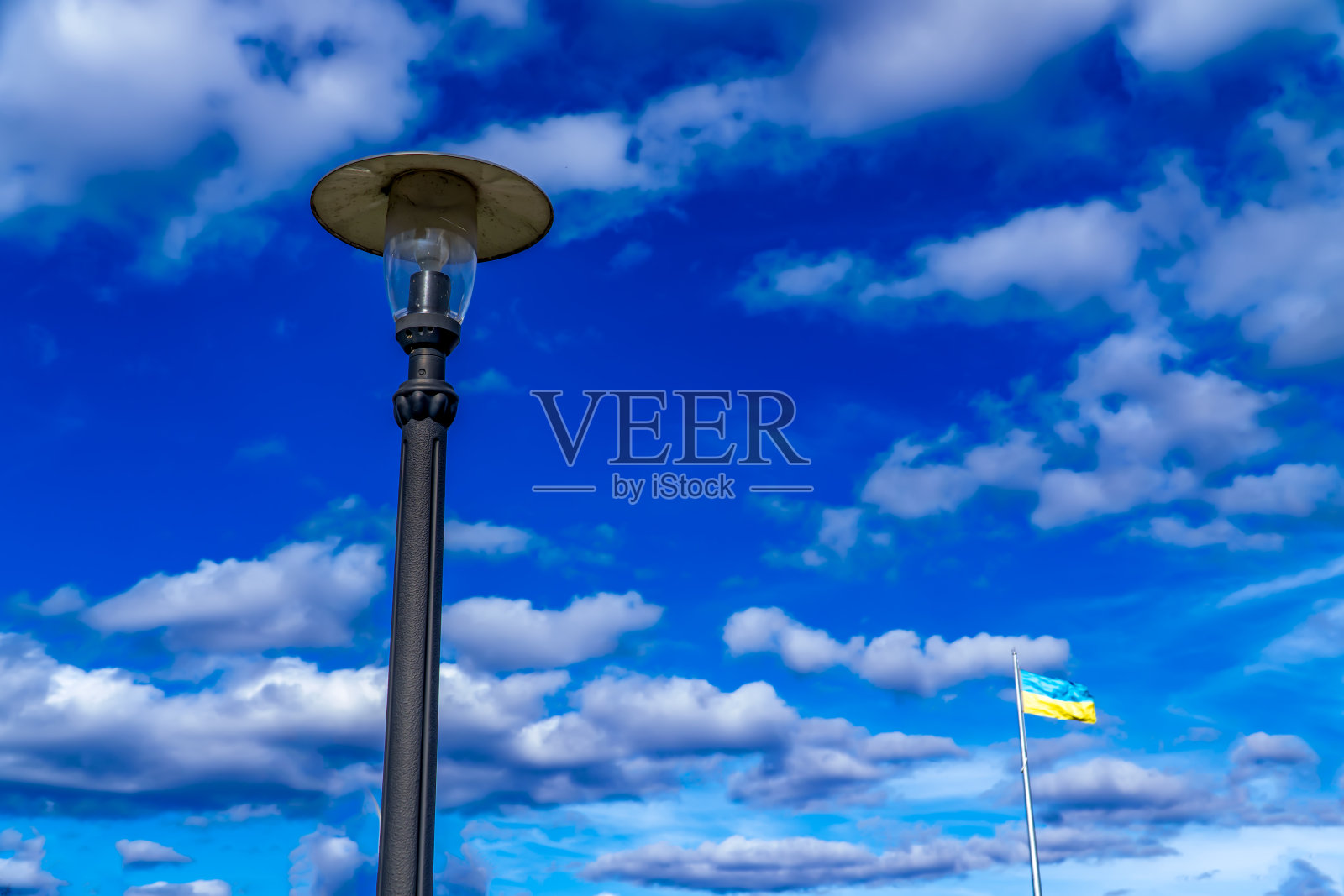 路灯与蓝天白云照片摄影图片