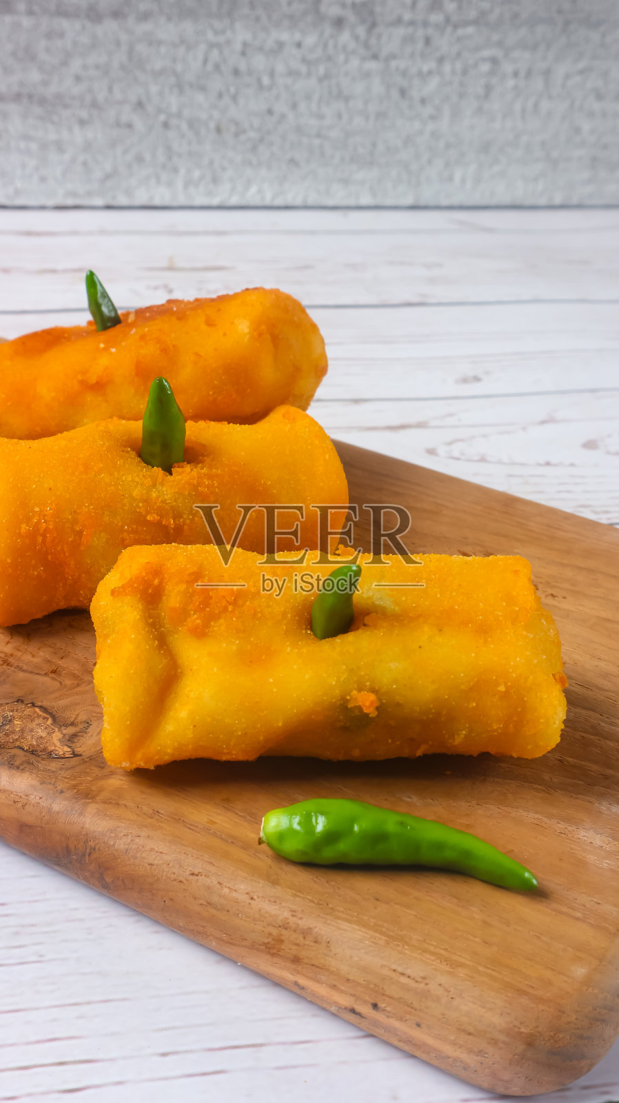 蔬菜Risoles或Risoles sayur是一种小煎蛋饼，通常用油酥皮包裹，里面填充胡萝卜，卷上面包屑，然后油炸至金黄色。选择的重点照片摄影图片