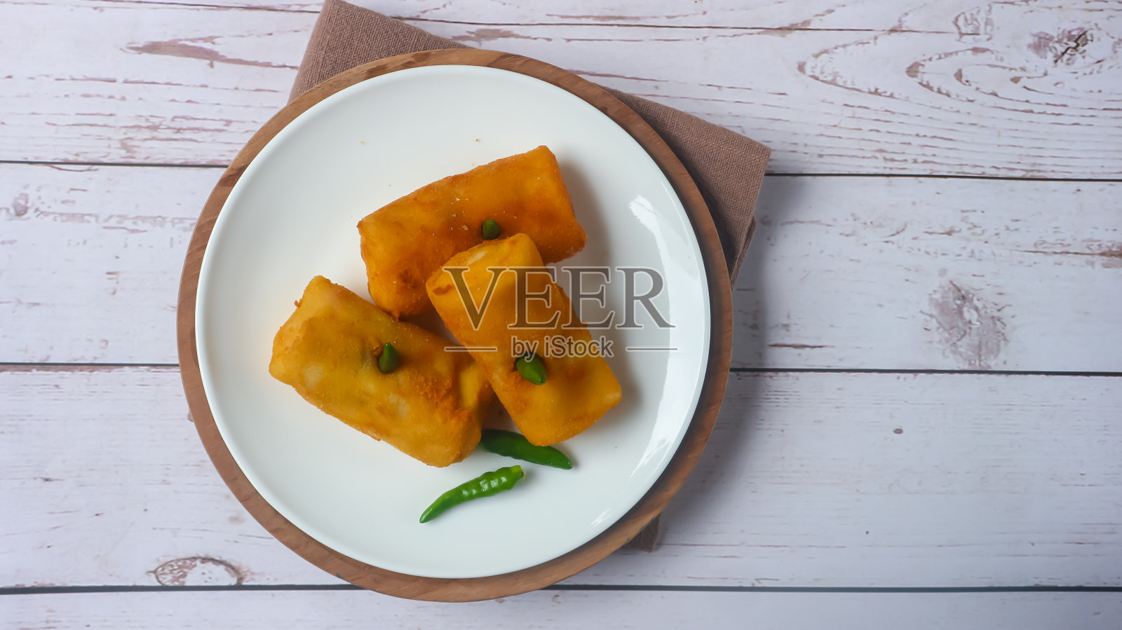 蔬菜Risoles或Risoles sayur是一种小煎蛋饼，通常用油酥皮包裹，里面填充胡萝卜，卷上面包屑，然后油炸至金黄色。选择的重点照片摄影图片