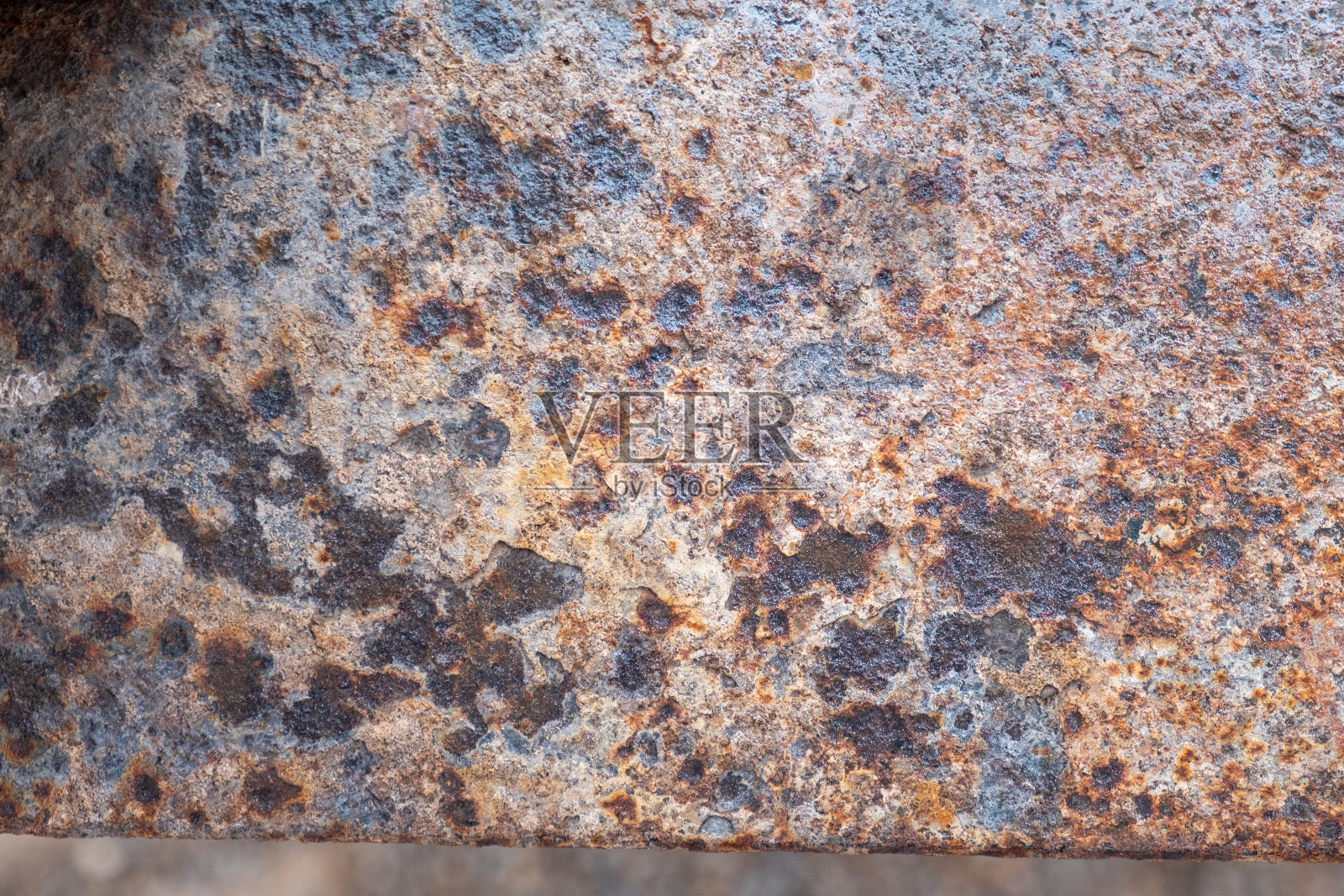 锈迹斑斑、表面五彩斑斓的金属片的细节照片摄影图片