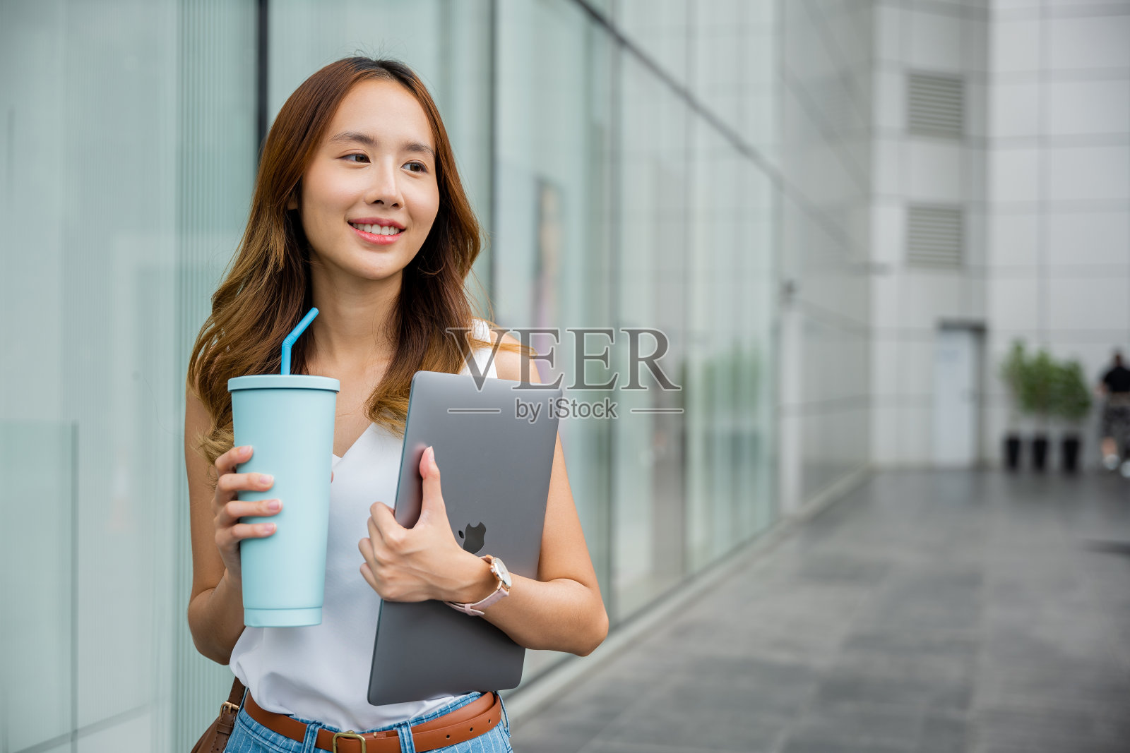 带着笔记本电脑和杯子水的女企业家在假日购物和工作之间一心多用照片摄影图片