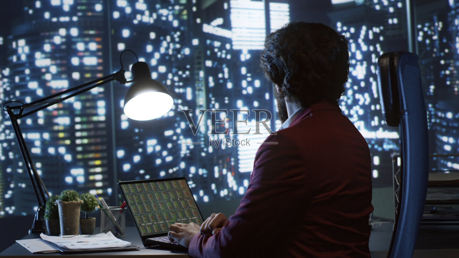 金融分析师检查股票市场状况照片摄影图片