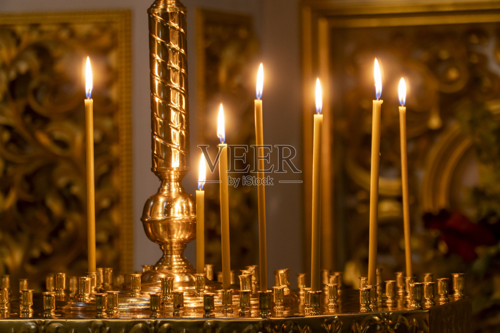 以东正教教堂为背景的蜡烛照片摄影图片