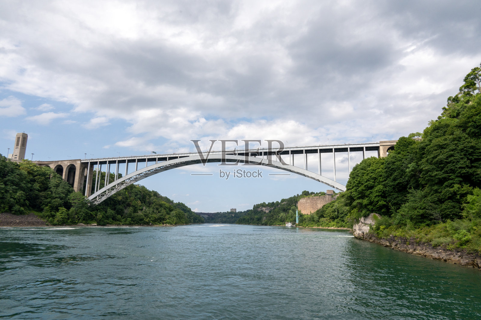横跨尼亚加拉河的彩虹桥照片摄影图片